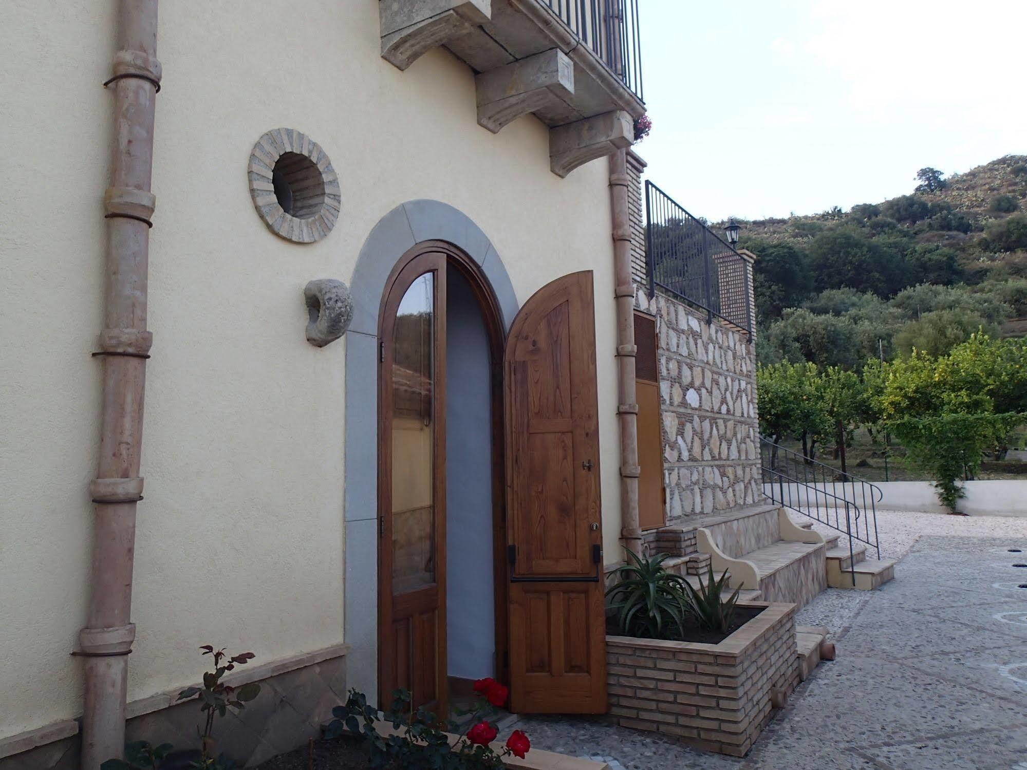 Patitiri Guest House Санта Тереза ди Рива Екстериор снимка