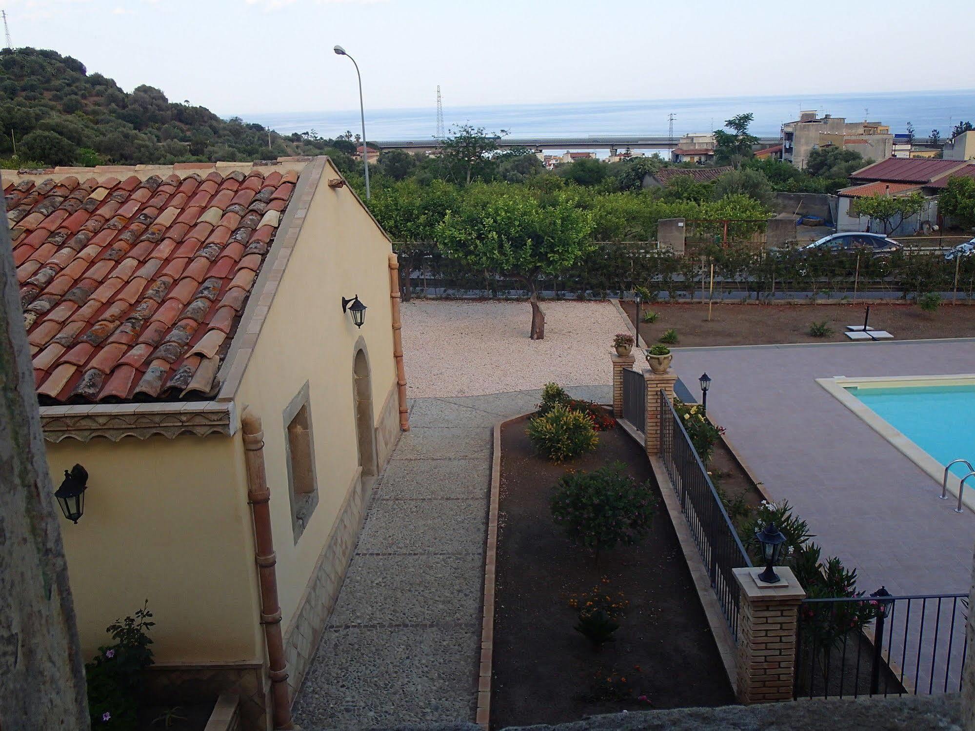 Patitiri Guest House Санта Тереза ди Рива Екстериор снимка