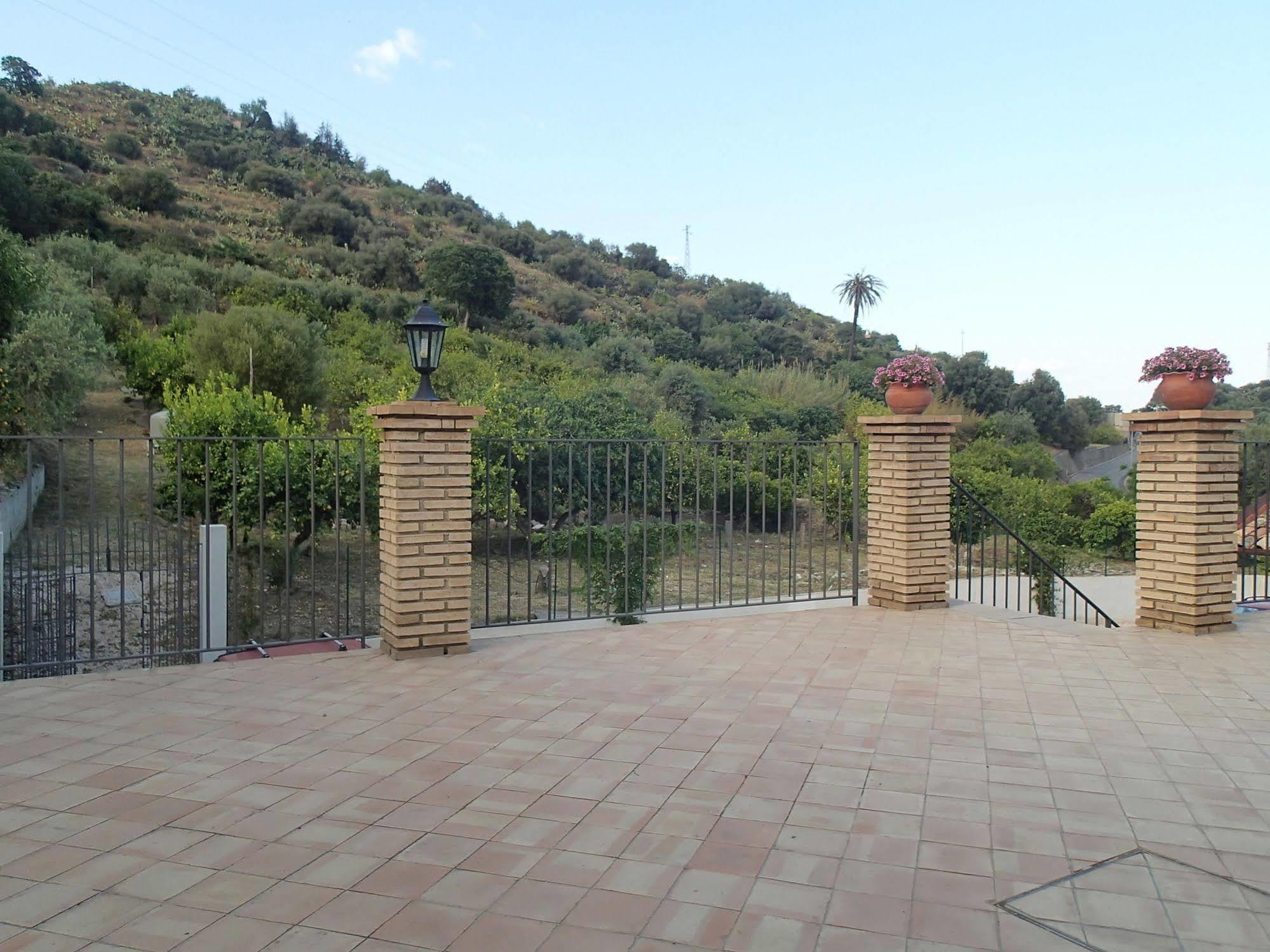 Patitiri Guest House Санта Тереза ди Рива Екстериор снимка
